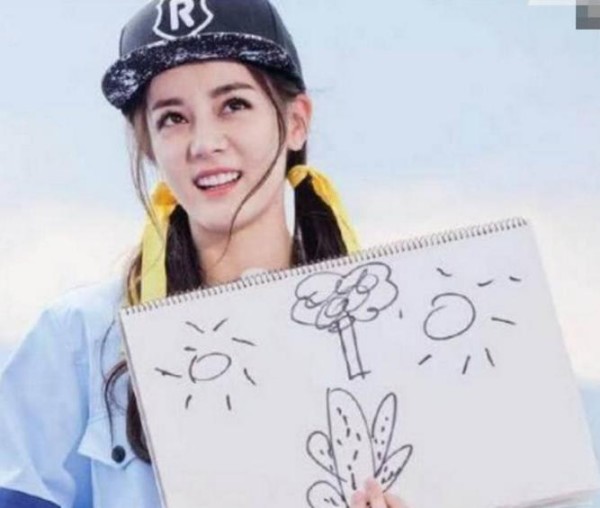 盘点四位明星的画作，热巴抽象派，易烊千玺Q版，她是少见的才女