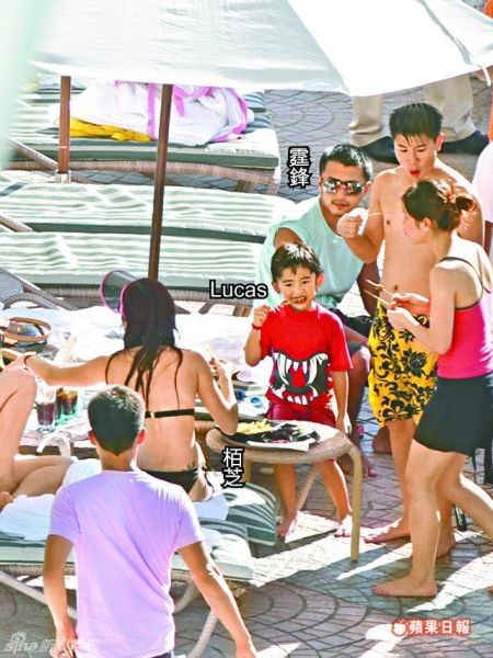张柏芝、谢霆锋携子Lucas海边度假 (图片来源：苹果日报)
