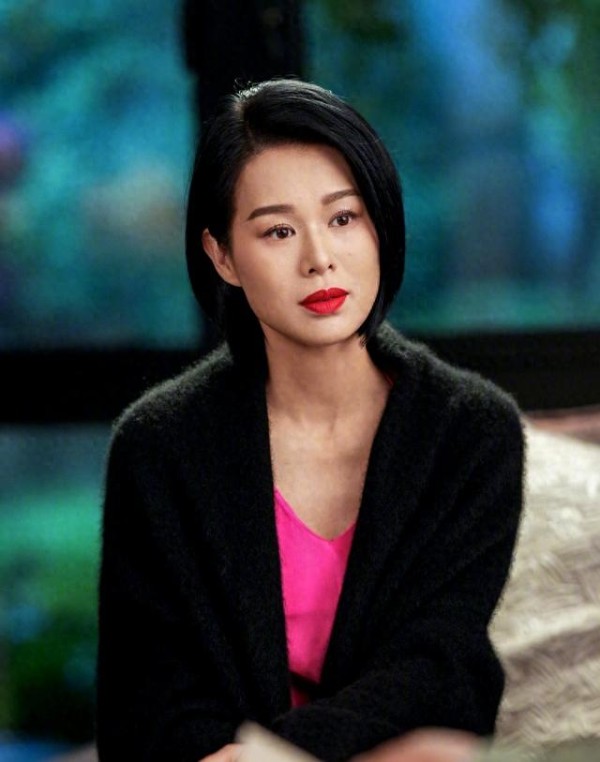 “拥抱”事件后胡杏儿夫妇首同框曝光 李乘德妻儿同坐但心情相反