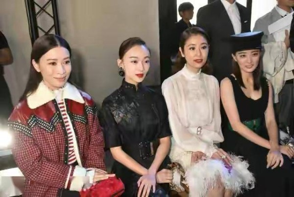 林心如保养的太好了，与小18岁徐璐同框，看着就像同龄人