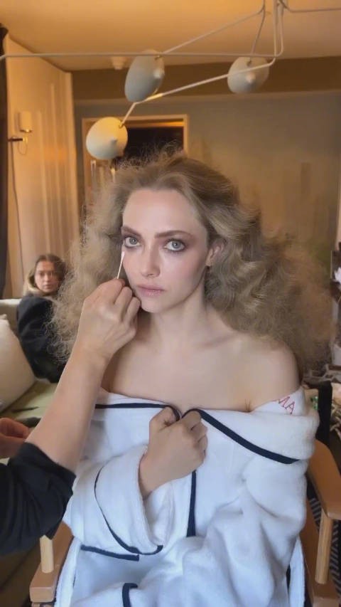 出席2023 Met Gala的阿曼达·塞弗里德Amanda Seyfried……