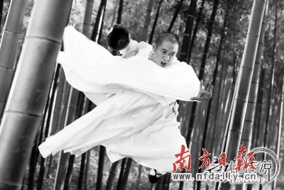 ◀李连杰是国内运动员转型成演员最成功的典范,他的武术功底令他成为国际影坛赫赫有名的动作巨星。CFP供图