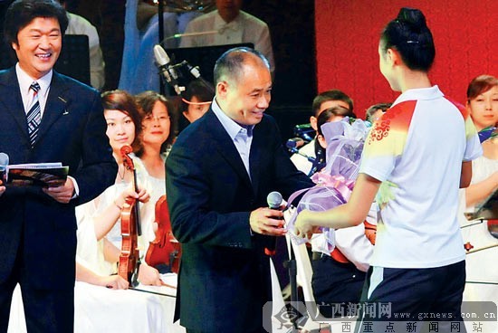 体坛名将捧场广西体育节郭晶晶等齐唱"真心英雄"