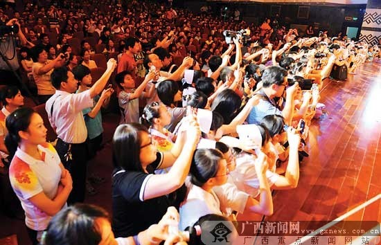 体坛名将捧场广西体育节郭晶晶等齐唱"真心英雄"