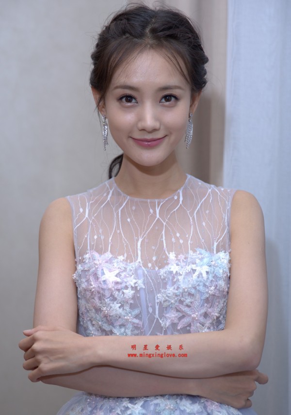 李一桐某颁奖典礼后台定妆花絮照片，性感薄纱透明裙，放大可看清肌肤纹理，单张30M左右，高清4K分辨率原图无修生图下载（至尊）