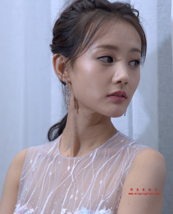 李一桐某颁奖典礼后台定妆花絮照片，性感薄纱透明裙，放大可看清肌肤纹理，单张30M左右，高清4K分辨率原图无修生图下载（至尊）