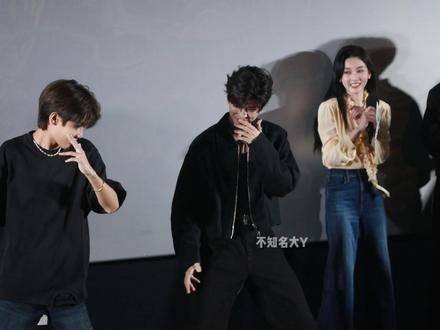 任嘉伦与耿星奇携手演绎星奇摇,任嘉伦跳起星奇摇真是帅气逼人!