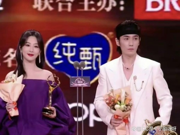 星光璀璨！2024微博之夜颁奖，年度Queen杨紫、King朱一龙闪耀全场