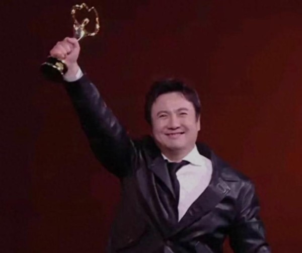 总台颁奖，刘亦菲与宋佳同台，展现她在娱乐圈的独特地位