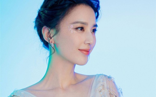 黄圣依自曝不知个人资产，娱乐圈财富迷雾引发热议