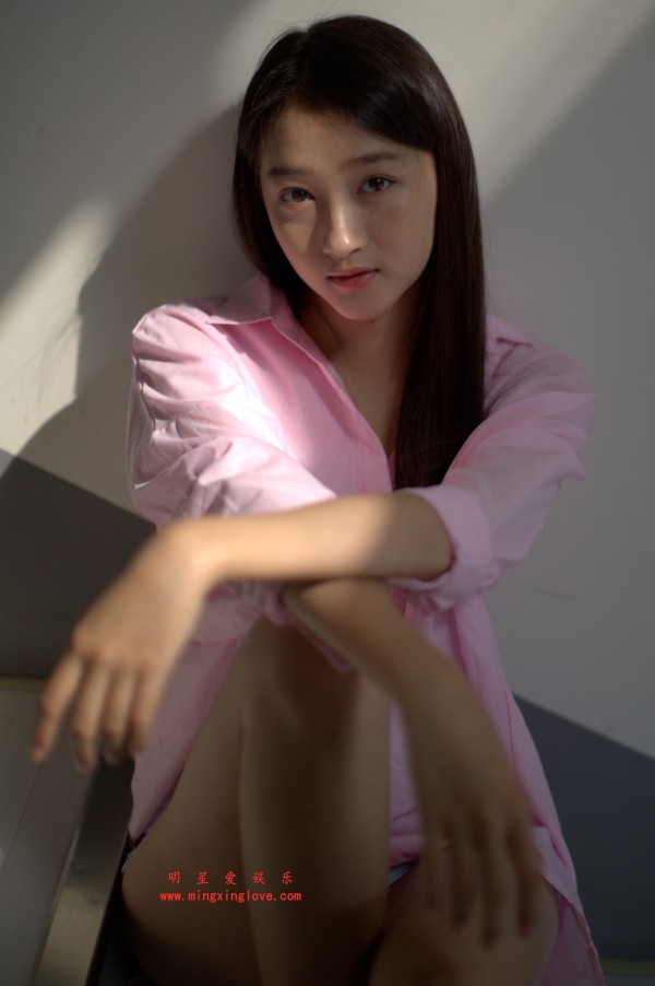 关晓彤某写真拍摄现场花絮照片，单张30M左右，放大可看清肌肤纹理，高清4K分辨率原图无修生图下载（至尊）