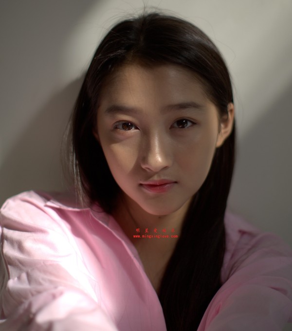 关晓彤某写真拍摄现场花絮照片，单张30M左右，放大可看清肌肤纹理，高清4K分辨率原图无修生图下载（至尊）
