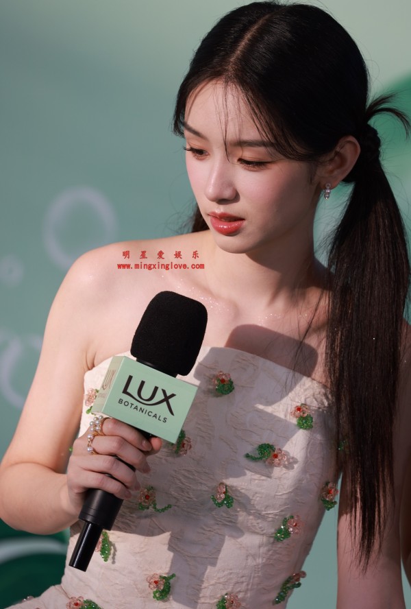 周也力士活动现场花絮照片，性感抹胸短裙美腿、光脚特写，放大可看清肌肤纹理，高清8K分辨率原图无修生图下载（至尊）