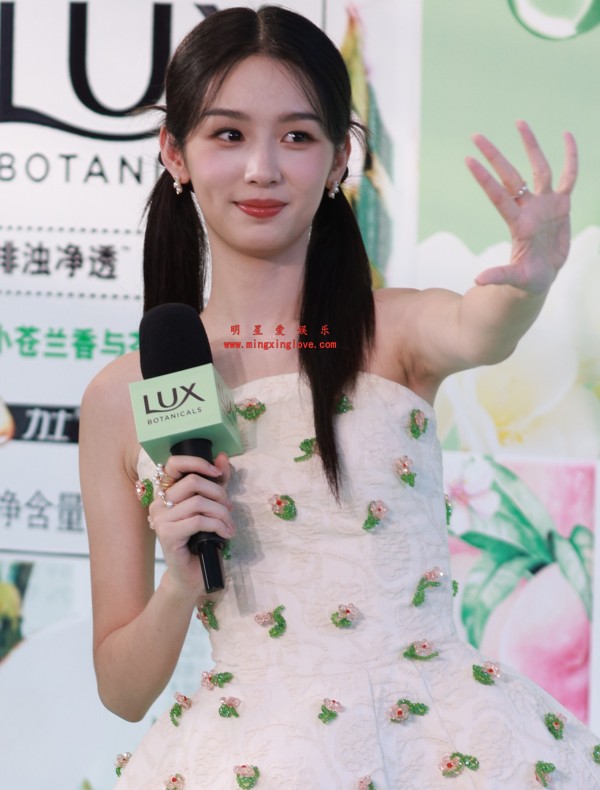 周也力士活动现场花絮照片，性感抹胸短裙美腿、光脚特写，放大可看清肌肤纹理，高清8K分辨率原图无修生图下载（至尊）