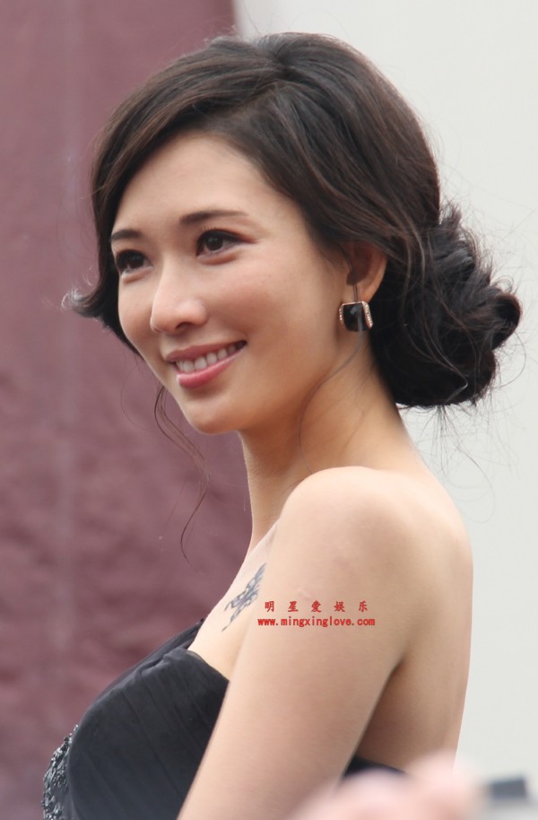林志玲某商业活动现场花絮照片，性感抹胸露背礼服，高清4K分辨率原图无修生图下载（至尊）