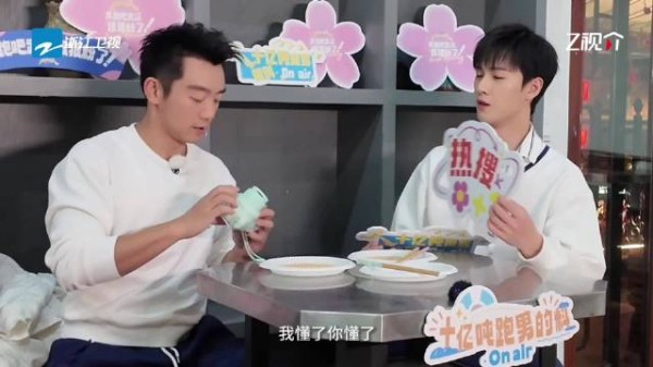 郑恺李昀锐玩转拍立得新颖拍摄方式引关注