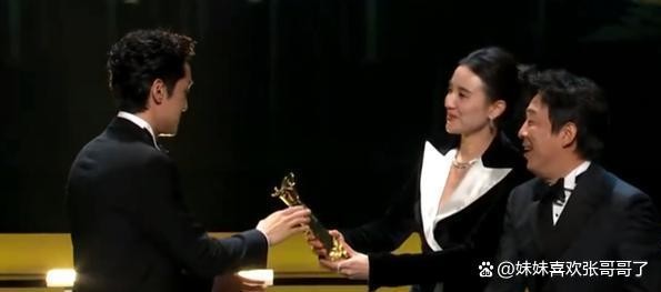 胡歌和大鹏双双获得影帝，台上拿错获奖证书，这事得怪宋佳和黄渤