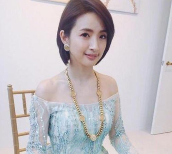 胡歌领完奖之后，她的突然出现，让胡歌激动地像个小孩子