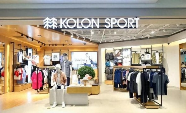 靠玄学走红？安踏大公子拿捏“体制内穿搭”