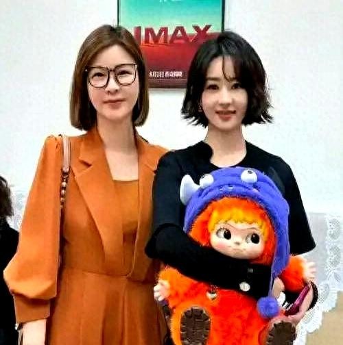 杜华分享与赵丽颖合影引热议