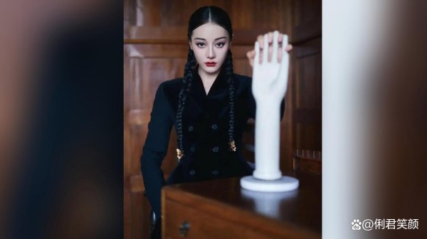 迪丽热巴惊艳亮相《ELLE》2025年开年封面，演绎美妆与珠宝的盛