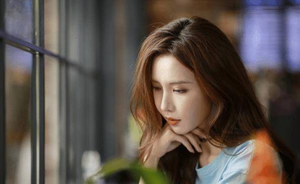 潘时七是一个幸运的女演员，表演学校读书时，就出演了首部作品