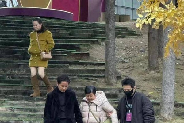 赵露思复出仓促，品牌方毫不怜惜她身体，父母全程陪同奶奶首露面