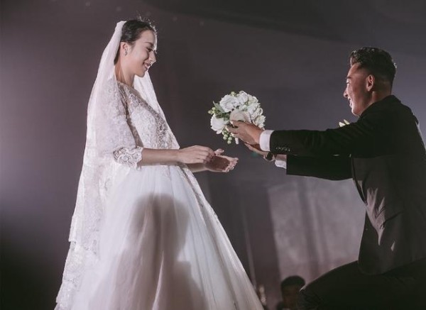 又一对体坛情侣结婚了！男才女貌幸福甜蜜，大冬天的撒狗粮！