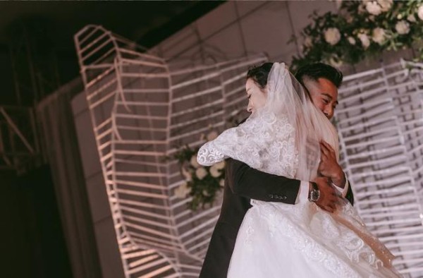 又一对体坛情侣结婚了！男才女貌幸福甜蜜，大冬天的撒狗粮！
