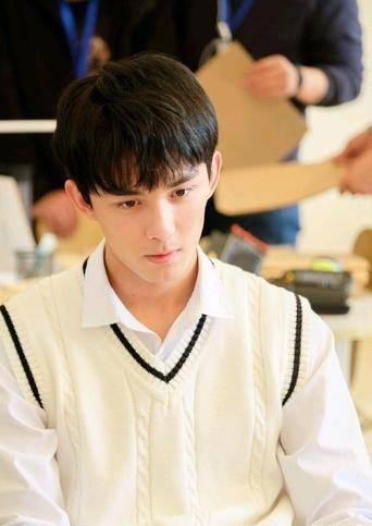 最成功的青年演员吴磊，实打实的阳光男孩，成长史有多少坎坷？