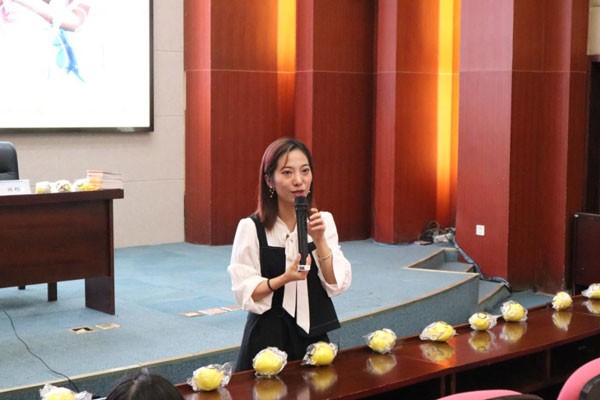 南京邮电大学洋光外语集团明星讲师林畅女士做客“紫金大讲堂”