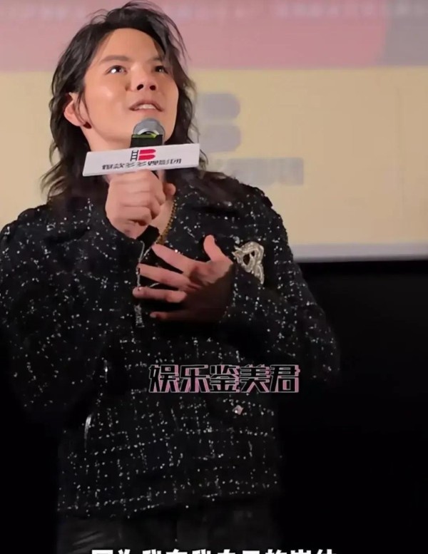 向佐高跟鞋亮相活动，郭碧婷为何无互动？