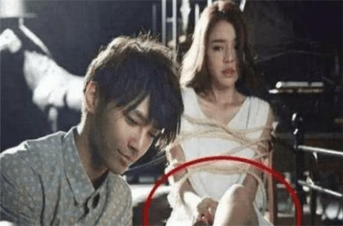 明星尴尬影视穿帮：看她身上绑的绳子，根本没有绑紧啊