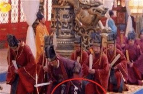 明星尴尬影视穿帮：看她身上绑的绳子，根本没有绑紧啊