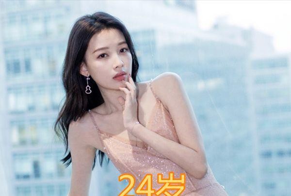 女星当妈的年龄有多小？赵丽颖32岁，杨幂28岁，而她赢在起跑线上