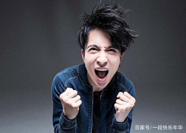 他的才华动人，他的歌声深情，他就是宠粉的音乐才子薛之谦