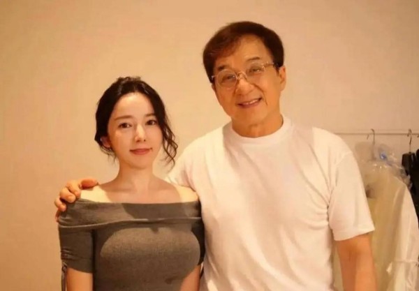 成龙慈善之路的蜕变：从“意思一下”到真心奉献，娱乐圈慈善真相大起底