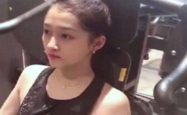 盘点女星素颜健身照，关晓彤手臂纤细，而她身材火辣吸睛惹人羡