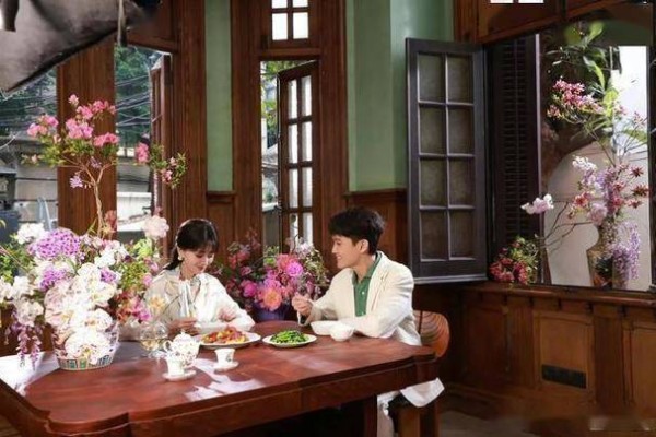 71岁赵雅芝和38岁小儿子黄恺杰母亲节大片，母子如姐弟