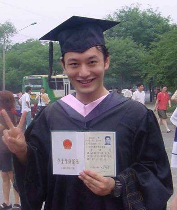 娱乐圈开始卷学历？黄晓明金世佳考上博士，成林更新上戏学弟