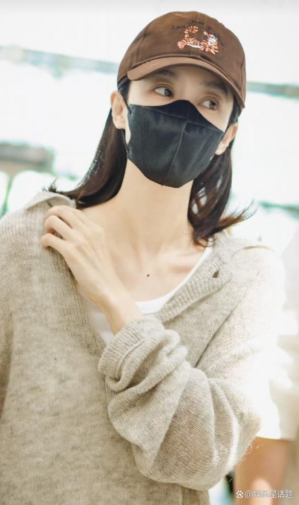 张小斐入夏失败：女明星的反季节穿搭哲学