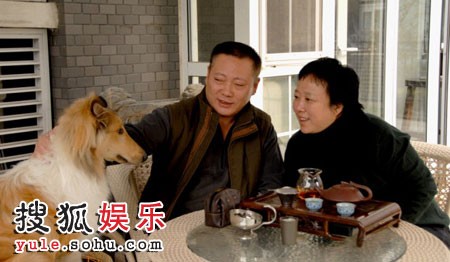 常继红与丈夫（左）