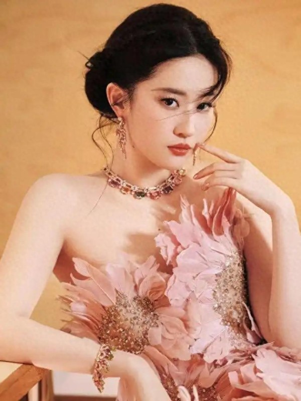 刘亦菲惊艳亮相品质盛典：粉色纱裙美出圈 胡歌黄晓明等齐送祝福