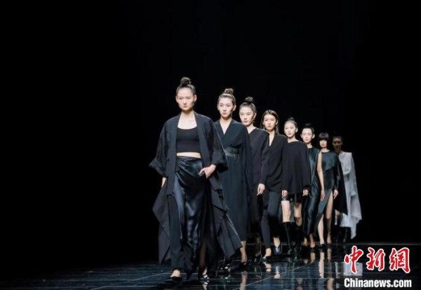 深圳时装周2022春夏系列：大方TAIFAR演绎国风风潮