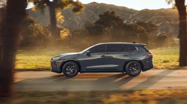 https://tmna.aemassets.toyota.com/is/image/toyota/toyota/vehicles/2025/crownsignia/gallery/CRS_MY25_0018_V001_desktop.png?wid=2000&fmt=jpg&fit=crop