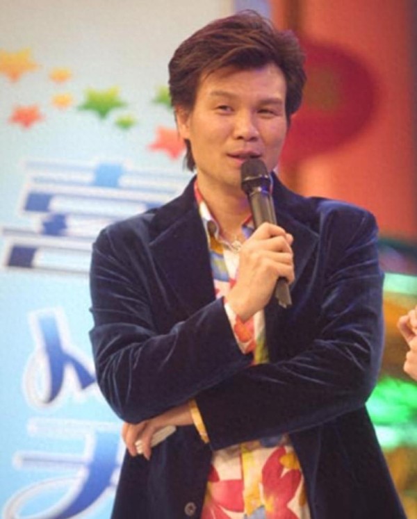 还记得主持人李彬吗？与病魔抗争8年，头发花白，和之前判若两人