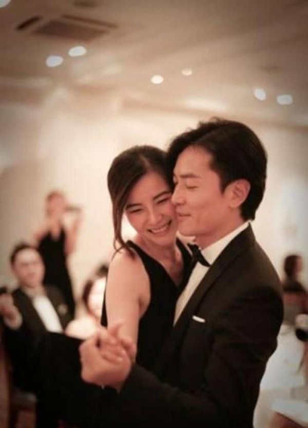 盘点娱乐圈明星婚礼上的尴尬小环节: 教主黄晓明差点错过吉时