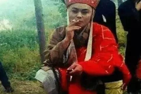 明星片场休息：赵丽颖蹲土坑，刘亦菲炒菜，看见胡歌我醉了！