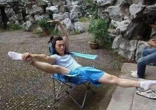 明星片场休息：赵丽颖蹲土坑，刘亦菲炒菜，看见胡歌我醉了！