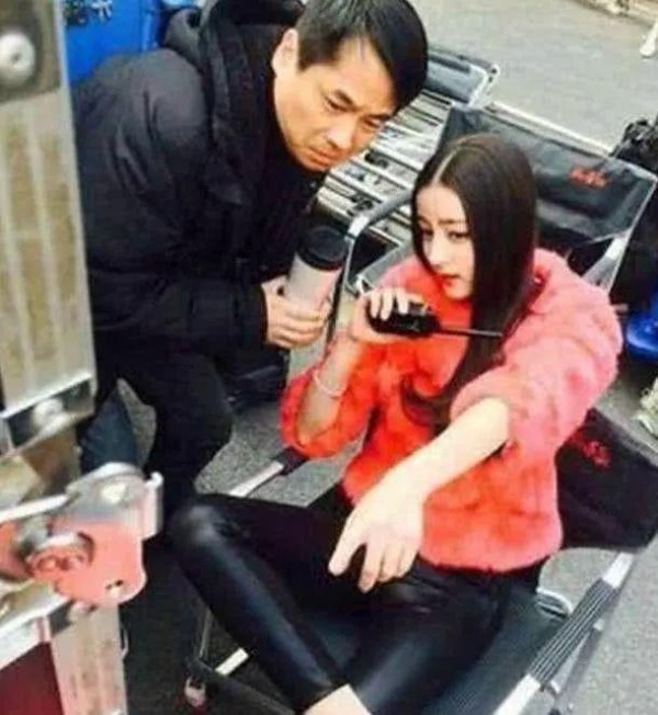 明星片场休息：赵丽颖蹲土坑，刘亦菲炒菜，看见胡歌我醉了！